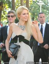 组图：希尔顿戛纳拍大片超低胸尽显风骚