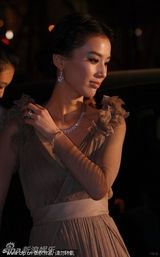 组图：刘嘉玲斜肩白裙似女神 周冬雨候场嘟嘴卖萌