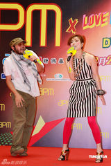 幻灯图：郑秀文大尺度秀美背 盼虎年得爱情滋润