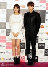 组图：韩性感女星Clara宣传新剧 深V纱裙秀巨乳