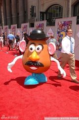 幻灯图：《玩具总动员3》首映 布兰妮现身抢风头