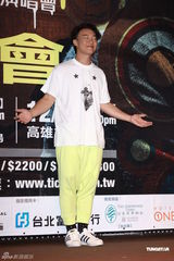 组图：陈奕迅台北签票遭台风搅局 演唱会曲目歌迷选