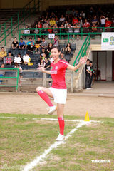 幻灯图：陈法拉变身足球宝贝 着球服秀飒爽英姿