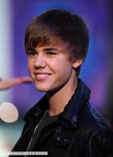 组图：贾斯汀-比伯亮相音乐节目 小正太玩架子鼓