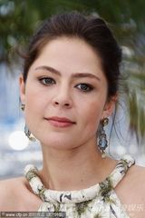 高清图：《伊莲娜》发布会 Yelena花裙清丽