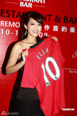 幻灯：官恩娜穿黑裙变调酒师 自曝是曼联狂热球迷