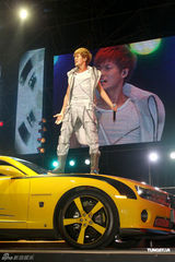 组图：吴克群个唱湿身秀腹肌 和女模互摸掀高潮