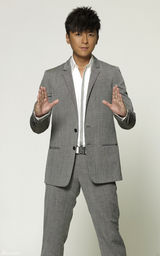 组图：朱雨辰秋季动感写真曝光 都市精英范十足