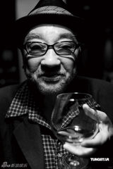 幻灯图：《维多利亚壹号》众演员换华服把酒谈心 