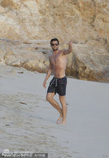 组图：名媛比基尼诱惑男友 不惧裸男露臀骚扰