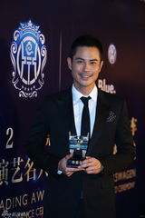 组图：郑嘉颖获公众形象奖 西装帅气亮相后台