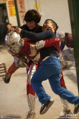 组图：天天石头大战奥特曼 Kimi冷眼围观