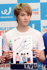 组图：CNBLUE出席粉丝会 运动装上阵帅气不减