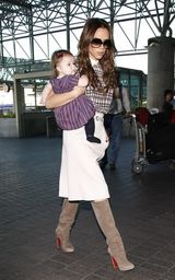 组图：维多利亚抱爱女现身机场 小七胖嘟嘟惹人爱