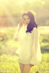 组图：龚洁户外写真秀美腿  享受午后阳光