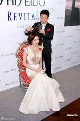 幻灯图：杨谨华性感半球代言 丁子高为其加冕献花