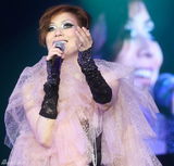 幻灯图集：郑秀文纪念入行20年 连换八套造型玩百变