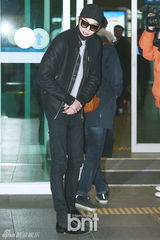 组图：金宇彬赴美拍写真 黑装现身机场似特工