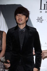 组图：弟弟卫斯理办满月酒贾静雯现身护女心切