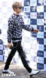 组图：金在中设计师身份出席活动 奶牛装显潮范