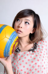 高清组图：何曼婷不露也撩人 宠物女生化身足球宝贝