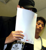 组图：金希澈基础训练结束 变身公益勤务兵服役两年