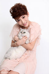 组图：王梓诺拍宠物杂志封面 为小动物献爱心