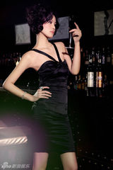 组图：于娜性感写真造型百变 慵懒秀美腿