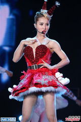 组图：蔡依林圣诞爆乳装抢镜 又唱又跳秀美腿