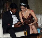 组图：彭丹秀傲人双峰 酒吧与黑人老外贴耳热聊