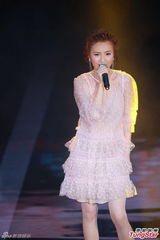 组图：林欣彤献唱金像奖 粉色纱裙可爱妩媚