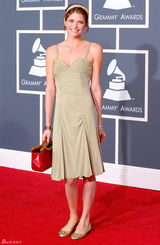 高清组图：奥利维亚-福克斯亮相连衣裙气质清纯