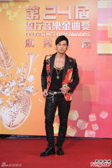 组图：周杰伦红黑西服亮相红毯 大走复古风