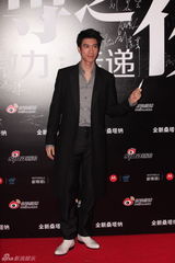 组图：2012新浪微博之夜红毯-王力宏介绍活动