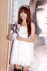 幻灯图集：阿兰香港宣传 谈梁朝伟余文乐脸羞红 