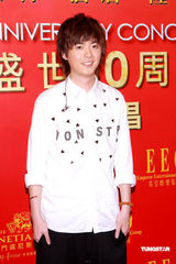 幻灯图：英皇群星出席春茗晚宴 Twins再度“合体” 