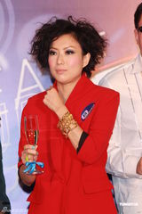 组图：郑秀文红装亮相活力四射 自曝喜欢单人运动