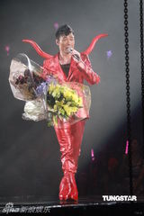 组图：许志安出道25周年红馆开唱 郑秀文捧场