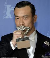 组图：《白日焰火》庆祝擒两熊 廖凡桂纶镁相拥