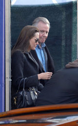 高清图：茱莉威尼斯享受家庭日 其父同行关系和解