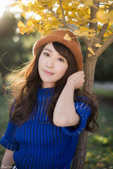 组图：刘芷汐写真曝光 深秋街拍娇俏可人