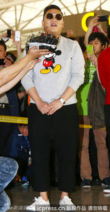 组图：鸟叔PSY前往澳洲机场“骑马” 穿米奇衫卖萌