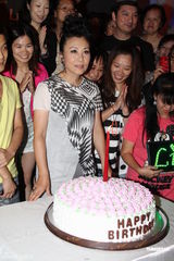 组图：汪明荃获粉丝送蛋糕鲜花 提前贺64岁生日