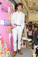 组图：陈柏霖白色西装亮相 自称比大仁哥有趣