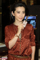 组图：李冰冰率性亮相品牌开幕会服饰抢镜