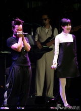 组图：陈奕迅北京开唱 王菲现身合唱《因为爱情》