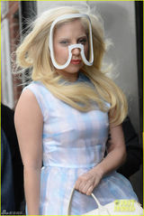 组图：Lady Gaga怪异新造型 面具护目似电焊工