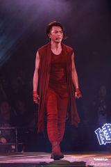 组图：郑伊健开唱秀肌肉与女模热舞 蒙嘉慧现身支持