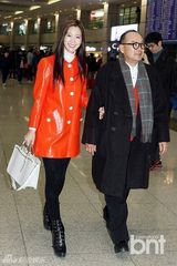 组图：Clara结束中国之旅返韩 机场时尚抢眼