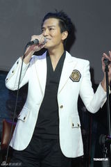 组图：陈晓东35岁生日台湾开唱 遭女歌迷熊抱